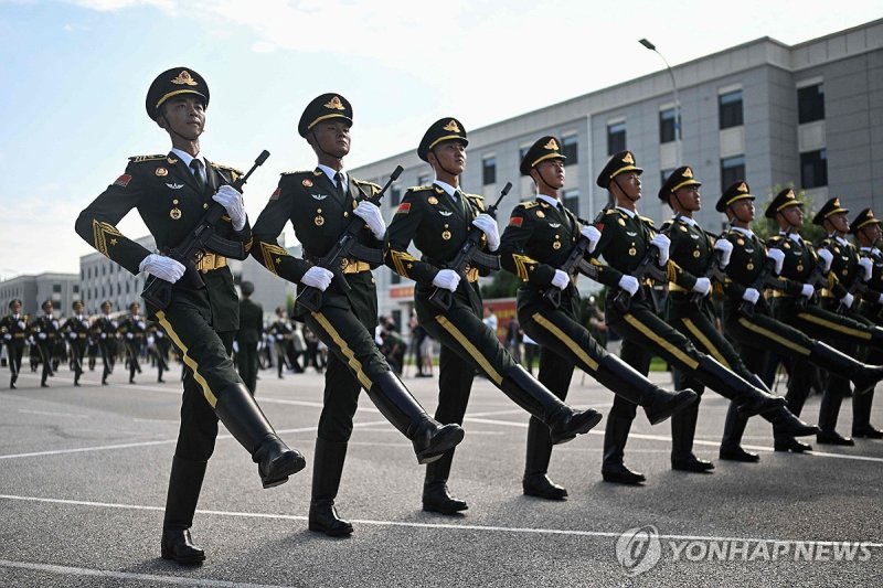 '하나된 동작으로'…中 전승절 열병식 군사 퍼레이드 예행연습 (출처=연합뉴스)