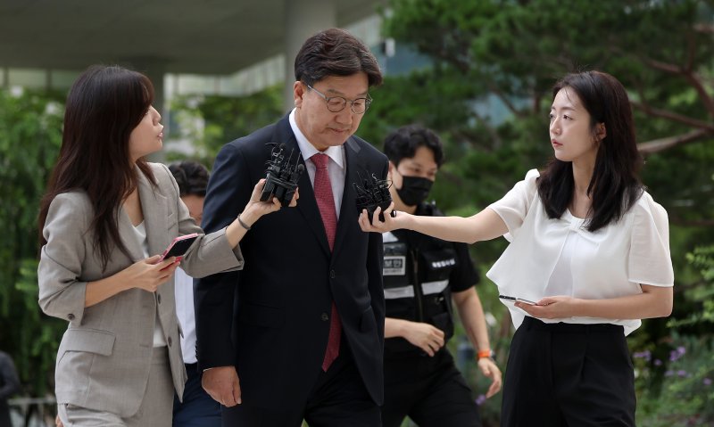 [서울=뉴시스] 김선웅 기자 = 권성동 국민의힘 의원이 바카라사이트 주사위 청탁 의혹과 관련해 지난 27일 서울 종로구 김건희특검팀에 피의자 신분으로 조사를 받기 위해 출석하고 있다. 2025.08.27. mangusta@newsis.com
