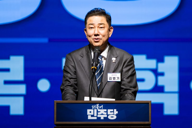 김병기 더불어민주당 원내대표가 28일 인천 중구 파라다이스시티 컨벤션센터에서 열린 2025 정기토토 사이트 바카라 더불어민주당 토토 사이트 바카라의원 워크숍에서 인사말을 하고 있다. 2025.8.28/토토 사이트 바카라1 ⓒ News1 유승관 기자