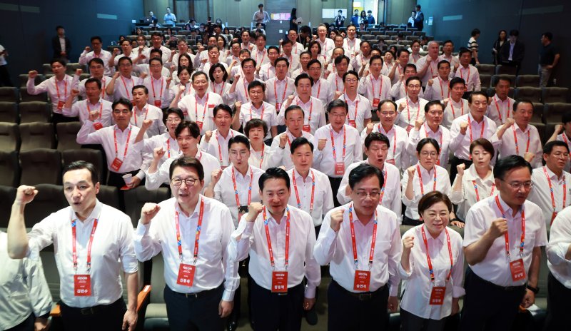 국민의힘이 28일 인천 중구 인천국제공항공사 항공교육원에서 2025년 국회의원 연찬회를 열었다. 29일까지 진행되는 연찬회에 참석한 장동혁 대표(앞줄 왼쪽 세번째) 등이 슬로건을 외치며 기념촬영을 하고 있다. 뉴시스