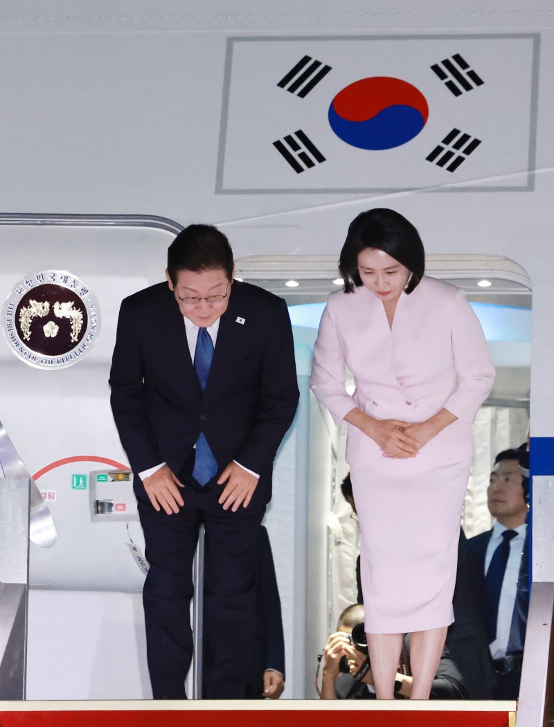 안전한 바카라 사이트 부부 귀국 인사이재명 안전한 바카라 사이트과 김혜경 여사가 일본·미국 방문 일정을 마치고 28일 경기도 성남 서울공항에 도착해 공군1호기에서 내리며 인사하고 있다. 연합뉴스