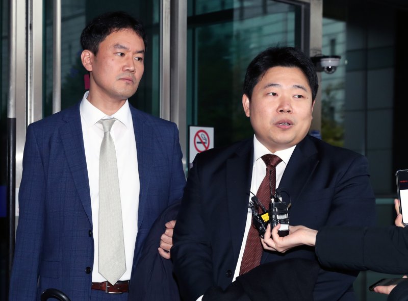 【서울=뉴시스】이윤청 기자 = 유승준의 법률대리인 김형수(오른쪽) 변호사와 류정선 변호사가 가수 유승준(스티브 유)의 사증(비자) 발급 거부 취소 소송 파기환송심 선고가 열린 2019년 11월15일 오후 서울 서초구 서울고등법원 별관에서 취재진 질문에 답하고 있다. 이날 유승준은 파기환송심에서 승소했다. 2019.11.15. radiohead@newsis.com