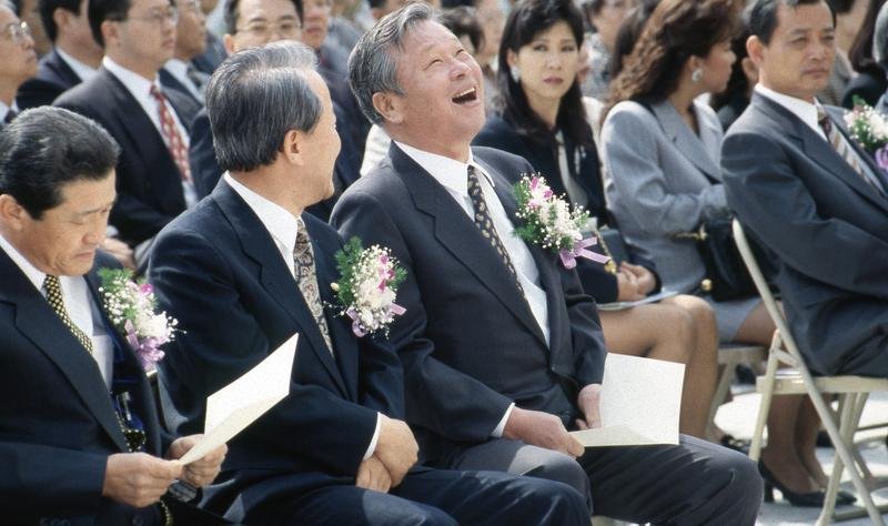 지난 1995년 4월 27일 수원 해외 바카라 사이트 개관식에 참석한 최종현 해외 바카라 사이트 선대회장(가운데)이 환하게 웃고 있다.
