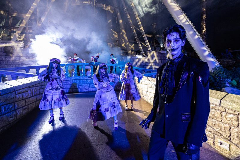 빛의 축제 '월드 오브 라이트'(위쪽사진)와 '스트리트 호러쇼: 더 마리오네트' 롯데월드 제공