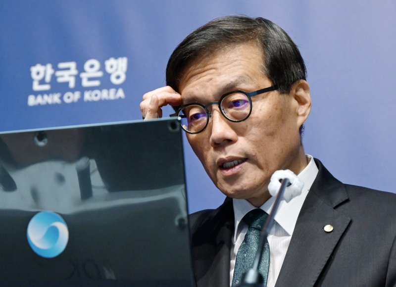이창용 한국은행 총재가 28일 서울 중구 한은에서 금융통화위원회 회의를 마친 뒤 가진 기자간담회에서 발언하고 있다. 금통위는 이날 통화정책방향 결정회의에서 기준금리를 연 2.50%로 동결했다.뉴스1