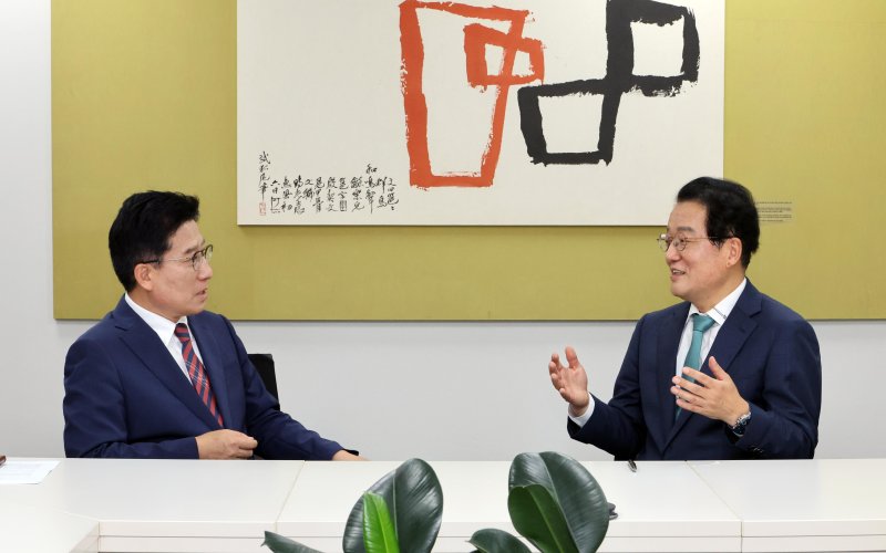 파이낸셜뉴스 노동일 주필(왼쪽)과 외교·안보분야 최고 전문가로 꼽히는 남성욱 숙명여대 석좌교수(전 국가안보전략연구원장)가 지난 26일 서울 서초구 파이낸셜뉴스 본사에서 '한미정상회담 결과 분석, 한국이 취해야 할 경제·안보 전략'이라는 주제로 대담을 하고 있다. 사진=박범준 기자