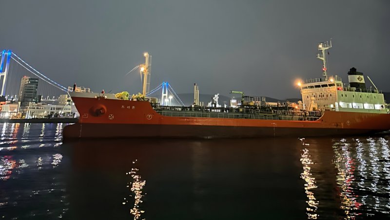 친환경 바이오중유 생산 전문기업인 (주)아시아에너지가 국제 친환경인증 'ISCC EU'를 취득, 글로벌 시장 진출 교두보를 마련했다. 아시아에너지 온산공장에서 만든 바이오중유를 가득 실은 선박이 울산항을 출항하고 있다. (주)아시아에너지 제공