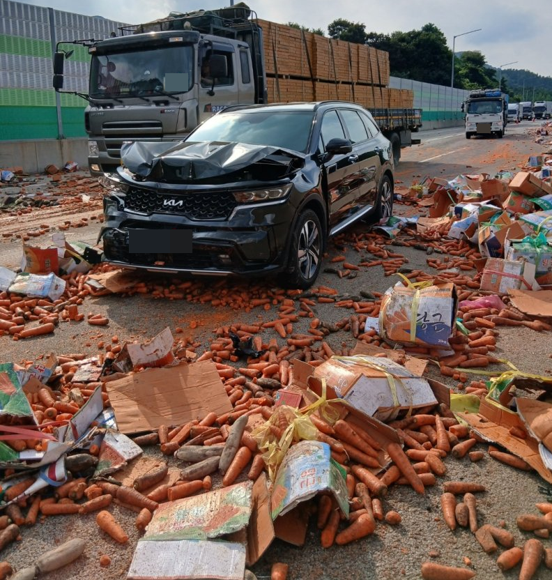 고속도로에 무려 당근 7t '와르르'…타이어 터지면서