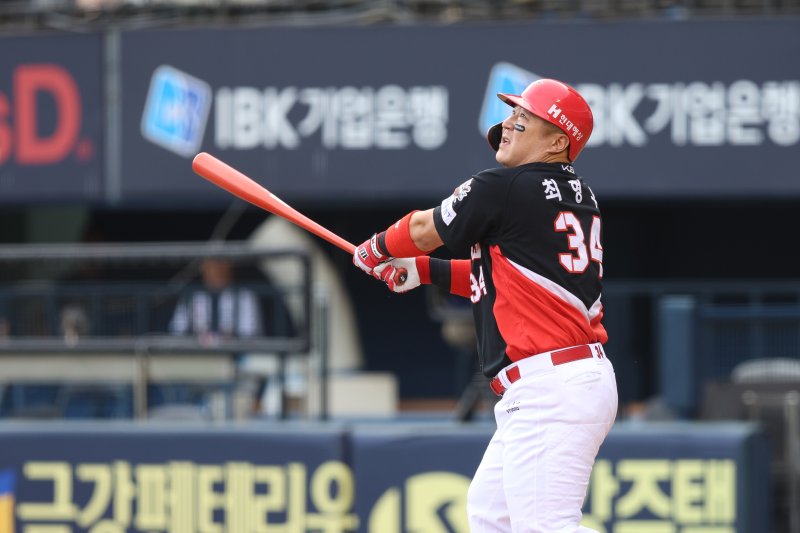 [서울=뉴시스]프로야구 KIA 타이거즈의 베테랑 타자 최형우가 17일 잠실구장에서 열린 2025 신한 쏠뱅크 두산 베어스와의 경기에 4번 지명타자로 선발 출전해 1회초 희생플라이를 쳐내며 타점을 올리고 있다. (사진=KIA 타이거즈 제공) 2025.08.17. photo@newsis.com