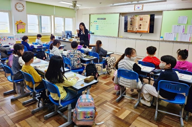 [대구=뉴시스] 5월 15일 대구 옥산초등학교 이은엽 교사 수업 진행 모습. (사진=대구 옥산초등학교 제공) **기사 내용과 관련 없습니다** *재판매 및 DB 금지