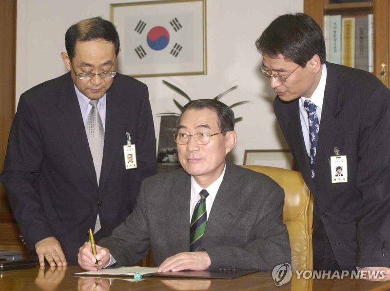 전철환 한은총재 IMF졸업 서명 (출처=연합뉴스)