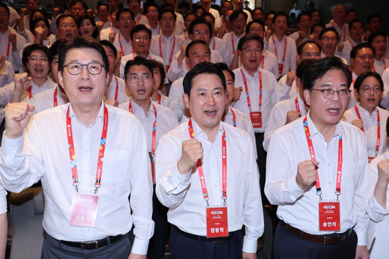 장동혁 대표를 비롯한 국민의힘 의원들이 지난 28일 오후 인천 인천국제공항공사 인재개발원에서 열린 국민의힘 연찬회에서 파이팅을 외치고 있다. 2025.8.28/뉴스1 ⓒ News1 신웅수 기자