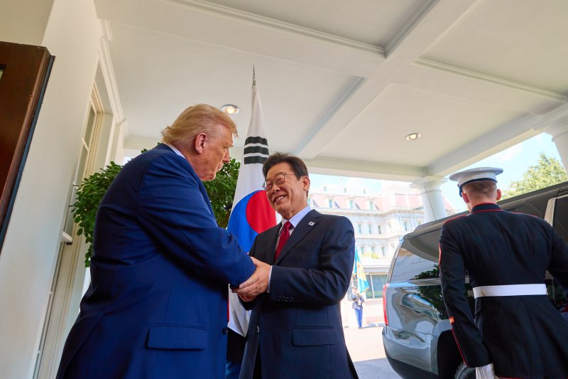 이재명 대통령이 지난 25일(현시시간) 한미 정상회담을 하기 위해 미국 워싱턴 DC 백악관에 도착, 도널드 트럼프 미국 대통령과 악수하고 있다. (이재명 대통령 SNS. 재판매 및 DB 금지) 2025.8.28/뉴스1 ⓒ News1 이재명 기자