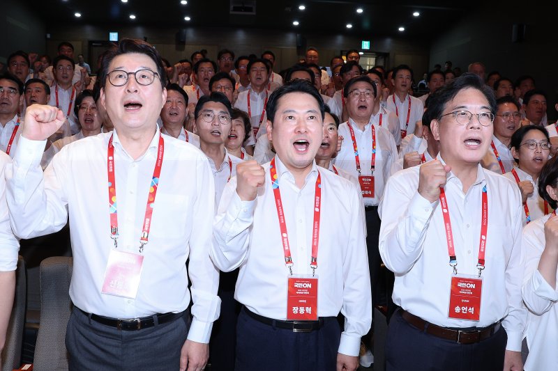 장동혁 대표를 비롯한 국민의힘 의원들이 28일 오후 인천 인천국제공항공사 인재개발원에서 열린 국민의힘 연찬회에서 파이팅을 외치고 있다. 2025.8.28/뉴스1 ⓒ News1 신웅수 기자