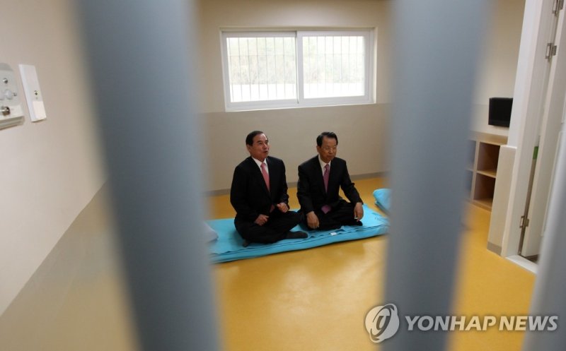 2010년 11월 개소를 앞두고 소망교도소 관계자들이 시설을 설명하고 있다. (출처=연합뉴스)