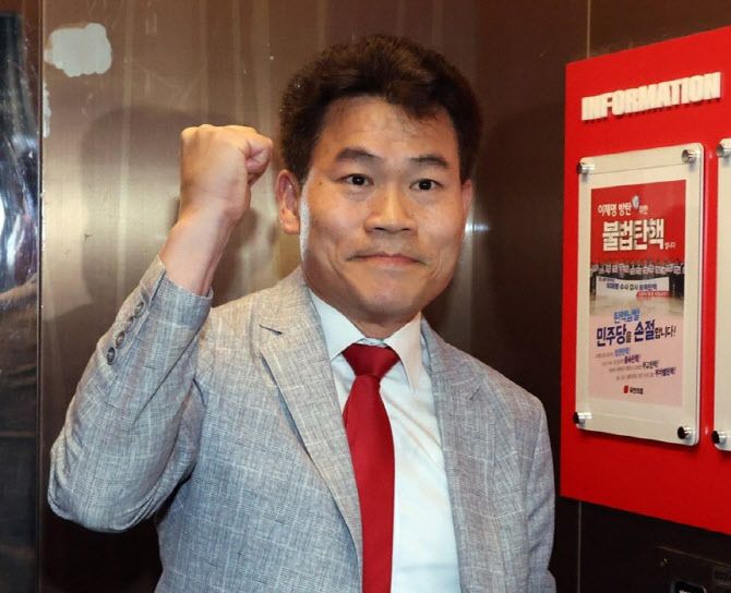 '尹 지지' 전한길, 의미심장 예언 날 품는 자가 대통령