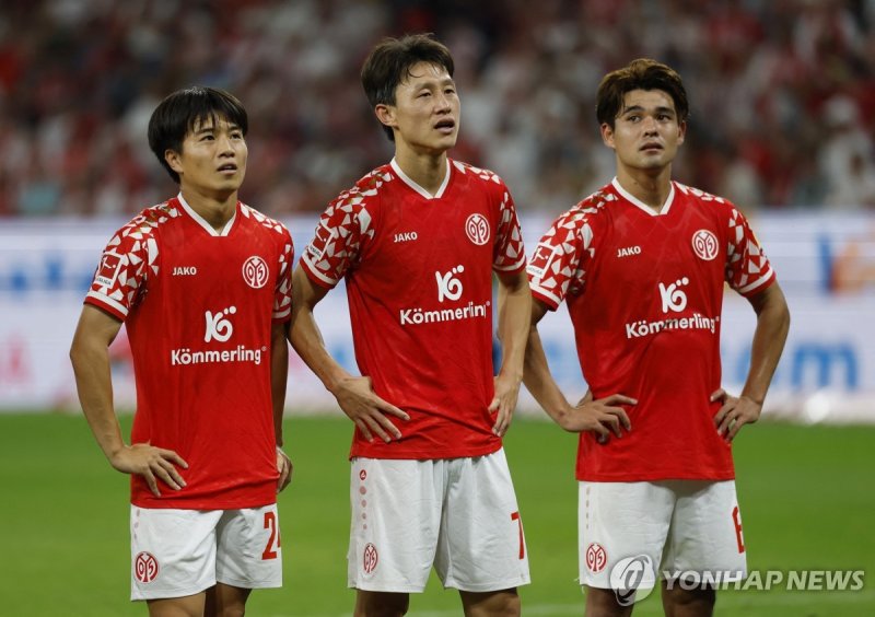 UECL 본선 진출 확정 후 동료들과 팬들에게 인사하는 이재성(가운데). (출처=연합뉴스)