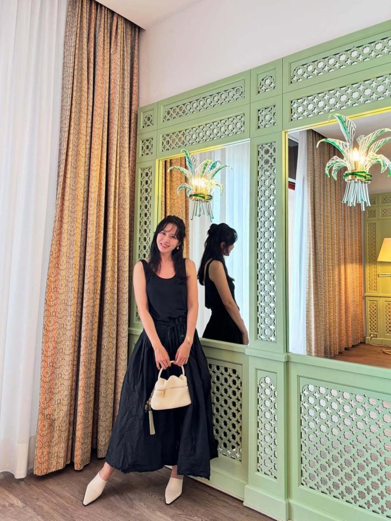 손예진, 베네치아 여신…블랙 드레스 입고 우아한 비주얼 [N샷]