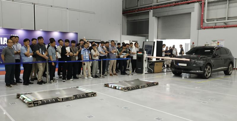 현대위아가 지난 28일 경기도 의왕시 현대위아 의왕연구소에서 선보인 ‘주차로봇 시연’ 모습. 이날 시연회에는 대규모 주차장 운영사와 건설사, 주차운영 설비사, 건축주, 건물관리사 등 약 300여명의 잠재 고객이 참석했다. 사진=현대위아 제공