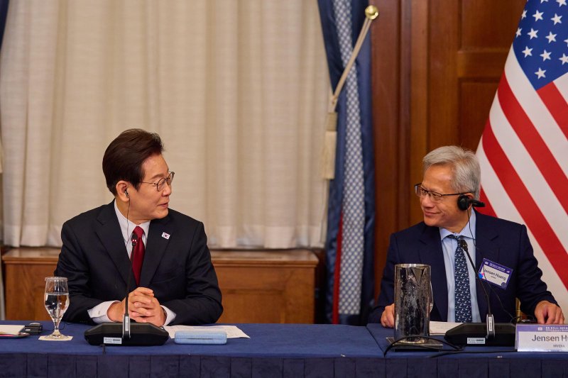 이재명 대통령이 지난달 25일(현지시간) 미국 워싱턴DC 윌라드 호텔에서 열린 한미 비즈니스 라운드테이블에서 젠슨 황 엔비디아 최고경영자(CEO)와 대화하고 있다. /사진=뉴시스