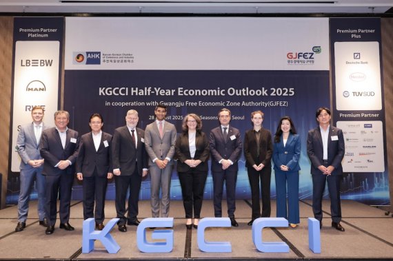 [(왼쪽부터) 휠릭스 칼코스키 KGCCI 부사장, 최태연 아마쎌 코리아 대표이사, 정하중 KGCCI 부회장 겸 한국지멘스 대표, 요른 바이서트 주한독일부대사, 데이비드 존스 RWE 리뉴어블즈 코리아 지사장, 마리 안토니아 폰 쉔부르크 KGCCI 대표, 마첼로 루수아르디 로버트보쉬코리아 사장, 카타리나 비클렌코 독일무역투자진흥처 한국대표, 줄리아나 리 도이치은행 아시아 수석 이코노미스트, 병희 글루글라 루프트한자카고 한국지점장이 ‘2025 하반기 이코노믹 아웃룩’에서 기념촬영을 하고 있다. (사진=KGCCI 제공)]