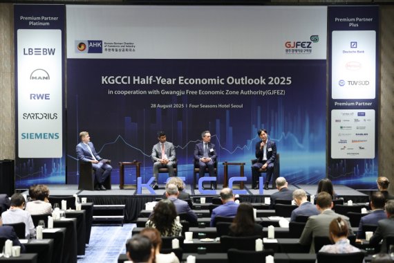 [(왼쪽부터) 휠릭스 칼코스키 KGCCI 부사장, 데이비드 존스 RWE 리뉴어블즈 코리아 지사장, 마첼로 루수아르디 로버트보쉬코리아사장, 병희 글루글라 루프트한자카고 한국지점장이 ‘2025 하반기 이코노믹 아웃룩’ 토론회에 참여하고 있다. (사진=KGCCI 제공)]