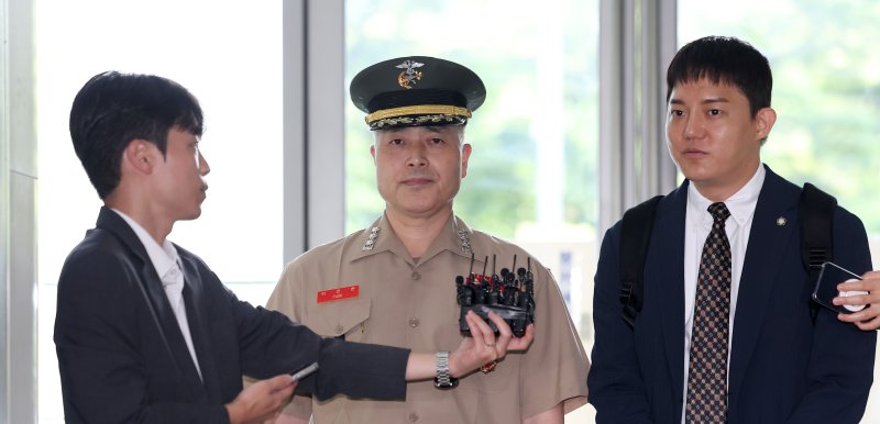 해병대 수사단장 박정훈 대령이 8월 29일 서울 서초구 소재 채상병 특검에 참고인 신분 조사를 받기 위해 출석하고 있다. 뉴시스