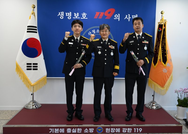 [산청=뉴시스] 경남 산청소방서 '시·도 인사교류에 따른 전입 신고식'. (사진=산청소방서 제공) 2025.08.29. photo@newsis.com *재판매 및 DB 금지