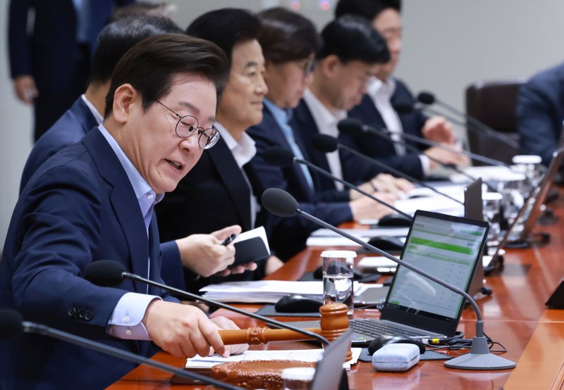 이재명 대통령이 29일 서울 용산 대통령실 청사에서 열린 제39회 국무회의(임시)에서 의사봉을 두드리고 있다. 대통령실통신사진기자단