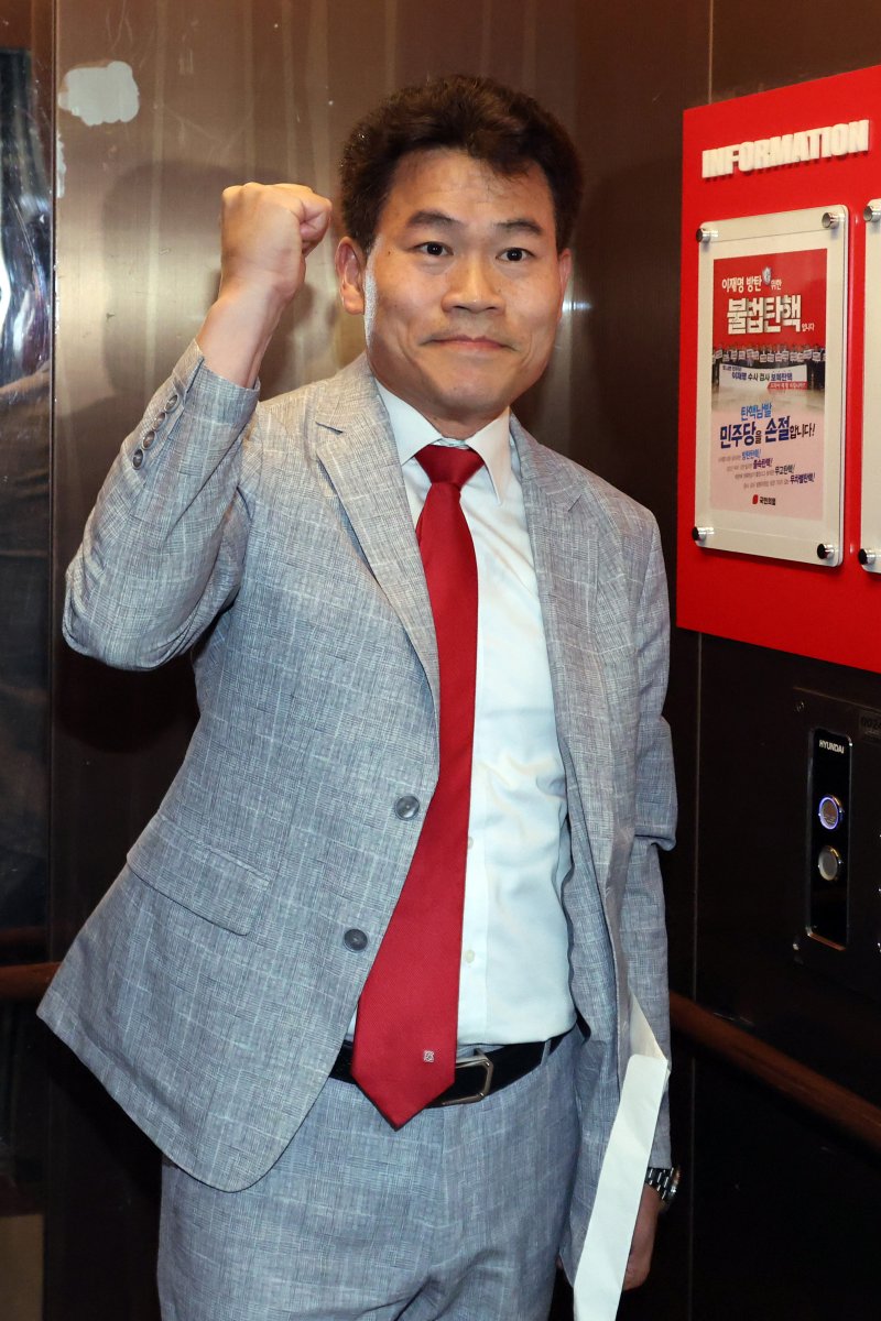 [서울=뉴시스] 김명년 기자 = 전한길 전 한국사 강사가 14일 오전 서울 여의도 국민의힘 중앙당사에서 열린 중앙윤리위원회 회의 출석을 위해 엘리베이터에 탑승해 손을 들어보이고 있다.(공동취재) 2025.08.14. photo@newsis.com