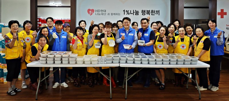 [서산=뉴시스] HD현대오일뱅크 임직원이 지난 28일 행복한끼 사업소를 찾아 서산 지역 독거노인 등에게 건넬 도시락을 포장하는 봉사활동에 참여한 후 단체로 기념 사진을 찍고 있다. (사진=HD현대오일뱅크 제공) 2025.08.29. photo@newsis.com *재판매 및 DB 금지