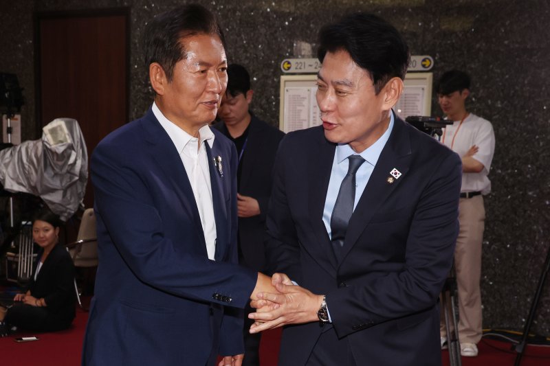 [서울=뉴시스] 조성봉 기자 = 더불어민주당 당대표 출마를 선언한 정청래 의원이 3일 오후 서울 여의도 국회에서 열린 비공개 의원총회에 참석하며 바카라 토토(오른쪽) 의원과 악수를 하고 있다. 2025.07.03. suncho21@newsis.com