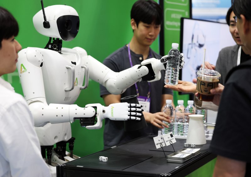 지난 6월 26일 서울 강남구 코엑스에서 막을 올린 '넥스트라이즈 2025'에서 에이로봇의 이족보행 휴머노이드 로봇 엘리스4가 참관객들에게 생수를 건네고 있다. 2025.6.26/뉴스1 ⓒ News1 오대일 기자