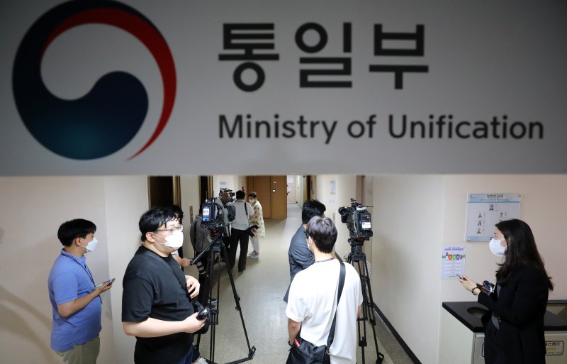 [서울=뉴시스] 배훈식 기자 = 2022년 7월 27일 오후 서울 종로구 라이트닝 바카라 사이트서울청사에서 취재진과 통일부 직원들이 사무실 앞에 대기하고 있다. 2025.08.29. dahora83@newsis.com