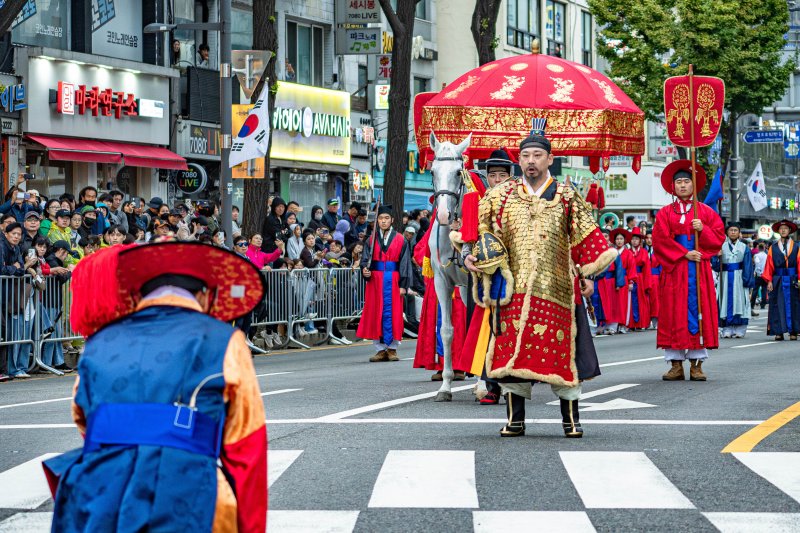 지난해 '2024 정조대왕 능행차 공동재현'에서 의례행사로 '정조맞이'를 진행하고 있다. 서울시 제공