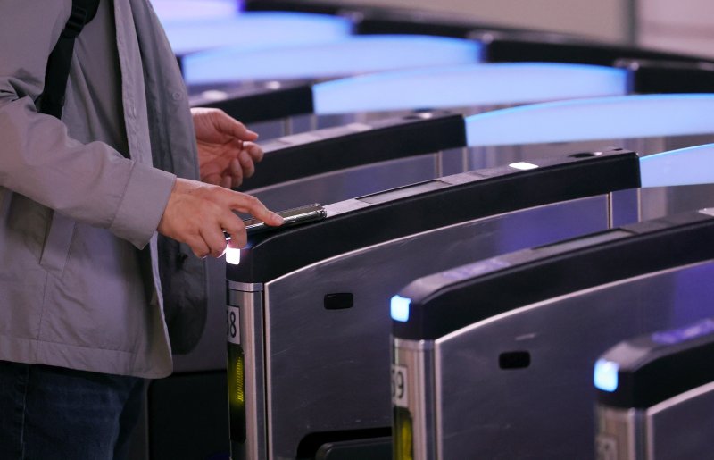 [서울=뉴시스] 김진아 기자 = 29일 서울 시내 지하철 개찰구. 2025.04.29. bluesoda@newsis.com