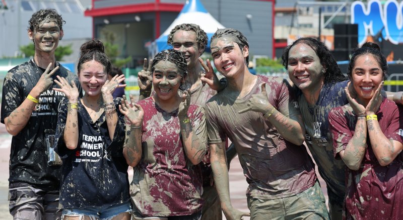 사진은 지난 7월 25일 제28회 보령머드축제가 열린 충남 보령 대천해수욕장 머드엑스포광장에서 외국인들이 축제를 즐기고 있는 모습이다. ⓒ News1 김기태 기자