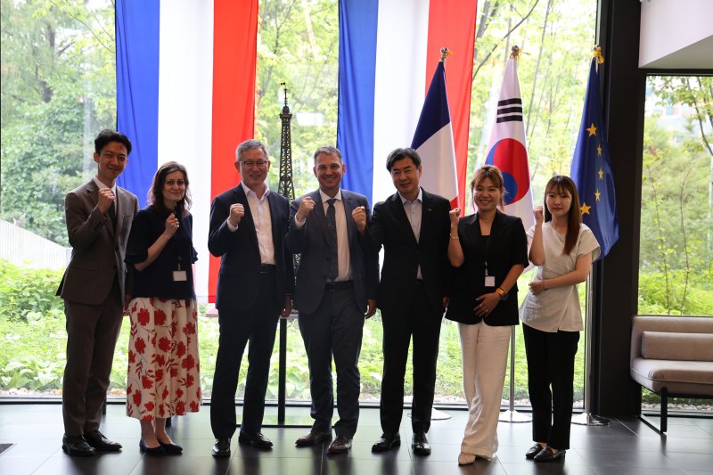 [여수=뉴시스] 여수섬박람회조직위원회가 프랑스 대사관을 찾아가 해외 국가 유치 활동을 하고 있다. photo@newsis.com *재판매 및 DB 금지