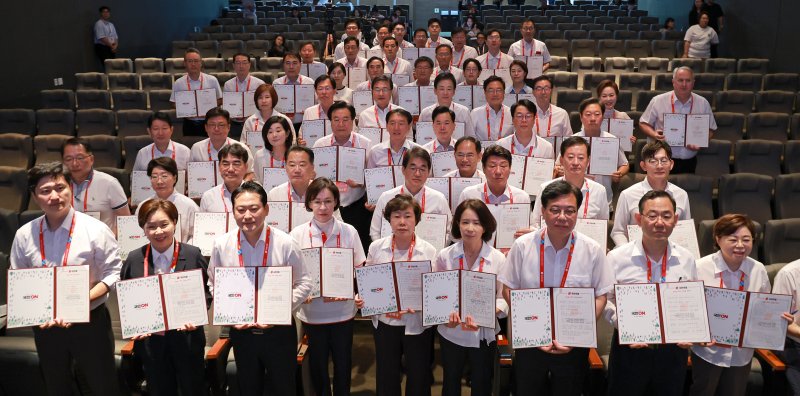 장동혁 국민의힘 대표를 비롯한 의원들이 29일 오전 인천 중구 인천국제공항공사 항공교육원에서 열린 2025 국민의힘 국회의원 연찬회에서 직접 작성한 국민께 드리는 손편지를 들고 기념촬영을 하고 있다. 뉴시스