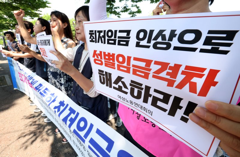 [서울=뉴시스] 홍효식 기자 = 여성노동자연대회의 회원들이 지난해 6월 20일 서울 용산구 대통령실 인근에서 기자회견을 열고 평등한 최저라이브 바카라, 성별라이브 바카라격차 해소, 최저라이브 바카라 차별 논의 중단을 촉구하고 있다. 2024.06.20. yesphoto@newsis.com
