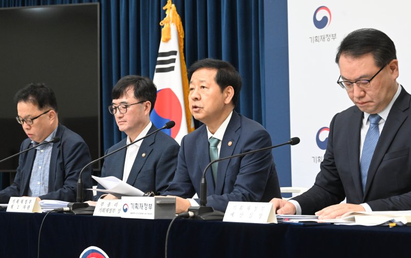 [세종=뉴시스] 사진은 구윤철 인터넷 바카라부총리 겸 기획재정부 장관이 지난 28일 정부세종청사에서 중앙동에서 열린 '2026년 예산안 및 '25~'29년 국가재정운용계획' 상세브리핑에서 발언하고 있는 모습. 왼쪽부터 안상렬 기재부 재정관리관, 임기근 기재부 2차관, 구윤철 부총리, 유병서 기재부 예산실장. (사진 = 기재부 제공) 2025.08.29.