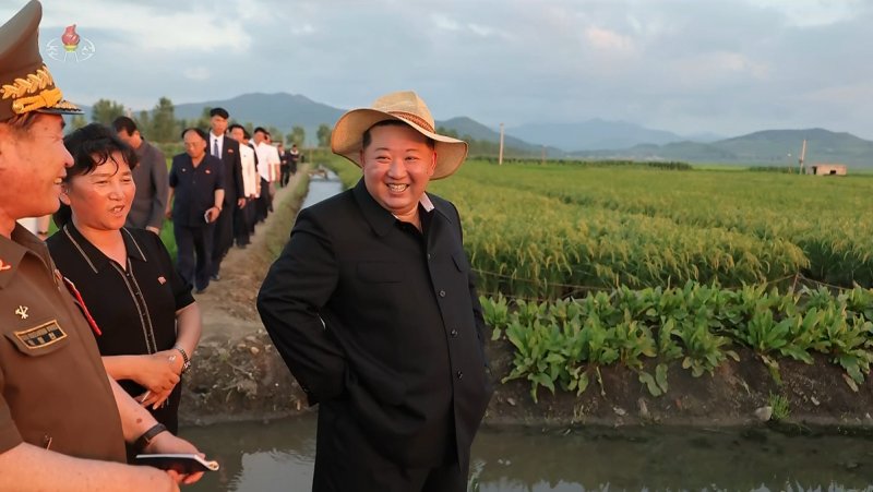 [서울=뉴시스] 김정은 토토 바카라 국무위원장이 지난 24일 인민군 군부대 후방기지를 찾아 논에서 물고기를 기르는 '논판양어' 현장을 시찰했다고 조선중앙통신이 26일 보도했다. (사진= 조선중앙통신 캡쳐) 2025.07.26. photo@newsis.com *재판매 및 DB 금지