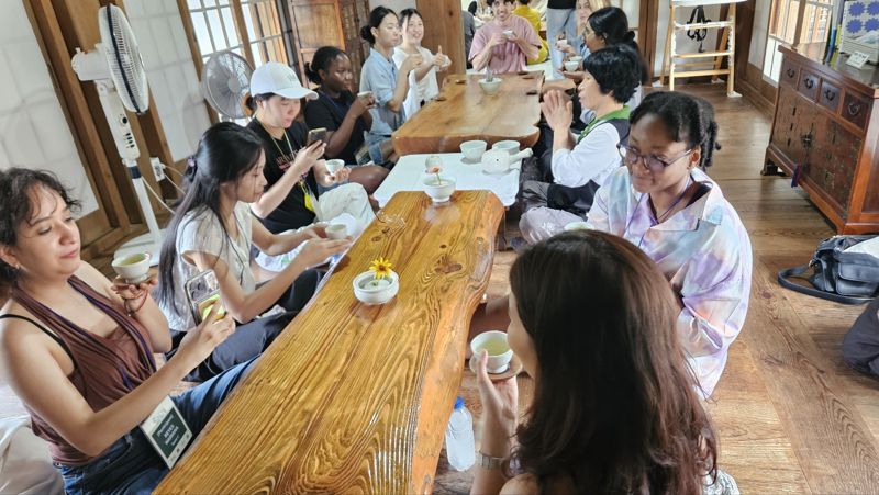 전남 순천시가 글로벌 관광도시로 도약하기 위해 외국인 관광객 유치에 속도를 내고 있다. 사진은 외국인 관광객들이 순천 야생차체험관을 찾아 차 시음 체험을 하고 있는 모습. 순천시 제공