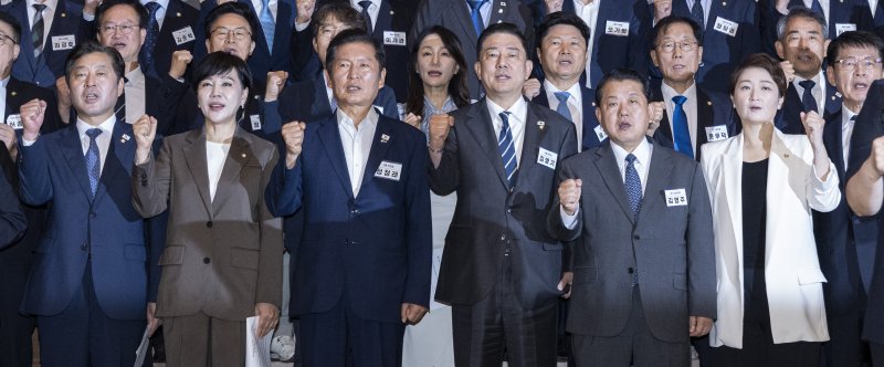 더불어민주당 정청래 대표와 김병기 원내대표를 비롯한 소속 의원들이 29일 인천시 중구 파라다이스시티 컨벤션에서 열린 2025 정기국회 더불어민주당 의원단 워크숍에서 논의해 확정한 결의문을 낭독한 뒤 구호를 제창하고 있다. 연합바카라사이트 주사위