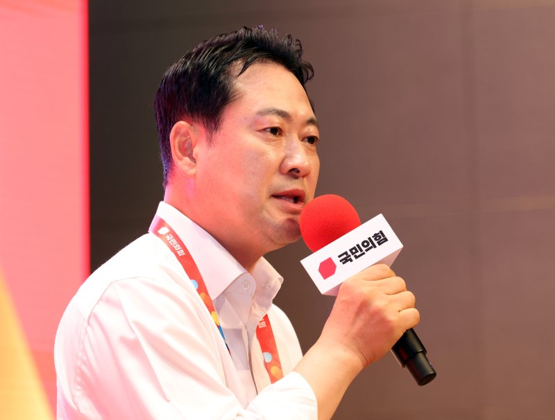 장동혁 국민의힘 대표가 29일 오전 인천 중구 인천국제공항공사 항공교육원에서 열린 2025 국민의힘 국회의원 연찬회에서 마무리 발언을 하고 있다. 뉴시스