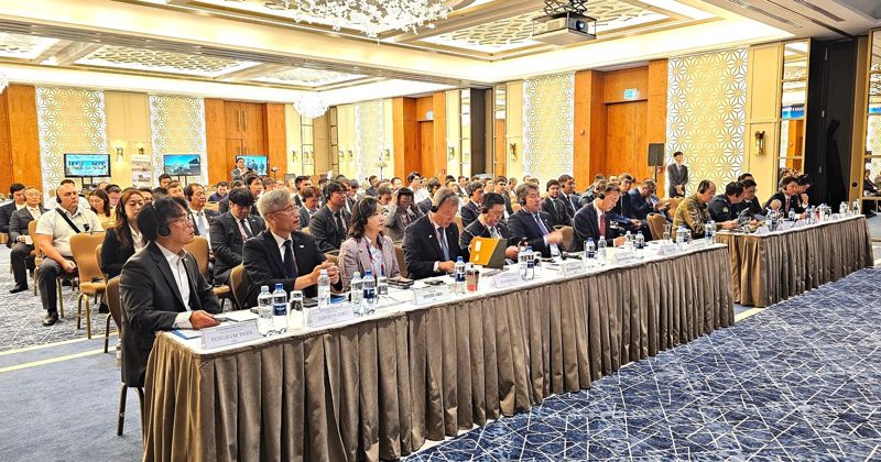 한국방위산업진흥회는 국내 방산기업 11곳과 함께 민간 주도의 방산 협력 사절단을 구성해 28일 카자흐스탄 아스타나 쉐라톤호텔에서 '한-카자흐스탄 방산설명회'를 개최했다고 29일 밝혔다. 현지에서 방산설명회를 진행하고 있다. 방진회 제공