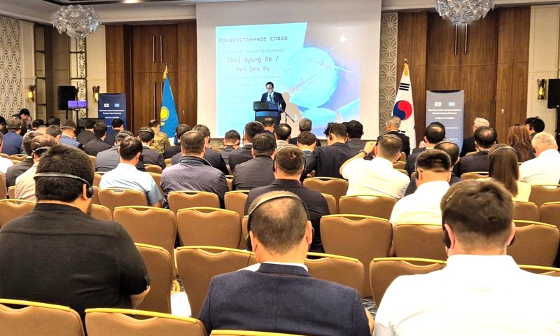 한국방위산업진흥회는 국내 방산기업 11곳과 함께 민간 주도의 방산 협력 사절단을 구성해 28일 카자흐스탄 아스타나 쉐라톤호텔에서 '한-카자흐스탄 방산설명회'를 개최했다고 29일 밝혔다. 최병로 한국방위산업진흥회 상근부회장이 '한-카자흐스탄 방산설명회'에 앞서 개회사를 하고 있다. 방진회 제공