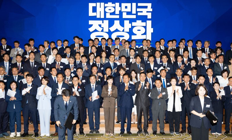 정청래 더불어민주당 대표, 김병기 원내대표를 비롯한 의원들이 29일 인천 중구 파라다이스시티 컨벤션센터에서 열린 2025 정기국회 더불어민주당 국회의원 워크숍을 마무리 하며 손뼉치고 있다. 2025.8.29/뉴스1 ⓒ News1 유승관 기자