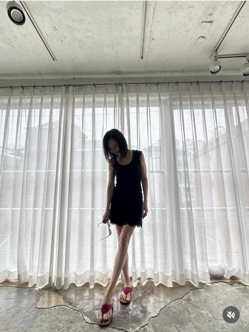 57세 채시라, 파격 미니 원피스 자태…여리여리 몸매 '눈길'