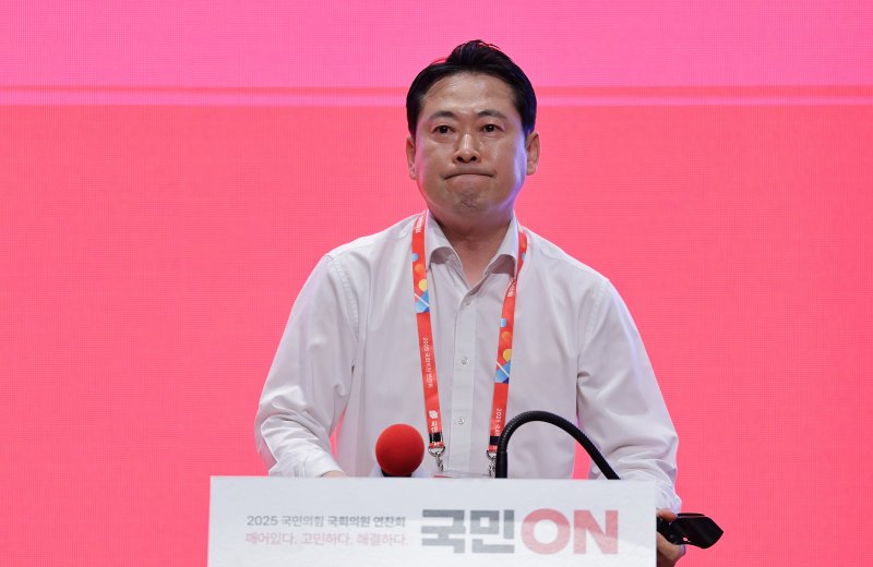 장동혁 국민의힘 대표가 29일 오전 인천 중구 인천국제공항공사 인재개발원에서 열린 국민의힘 연찬회에서 생각에 잠겨 있다. 2025.8.29/뉴스1 ⓒ News1 신웅수 기자